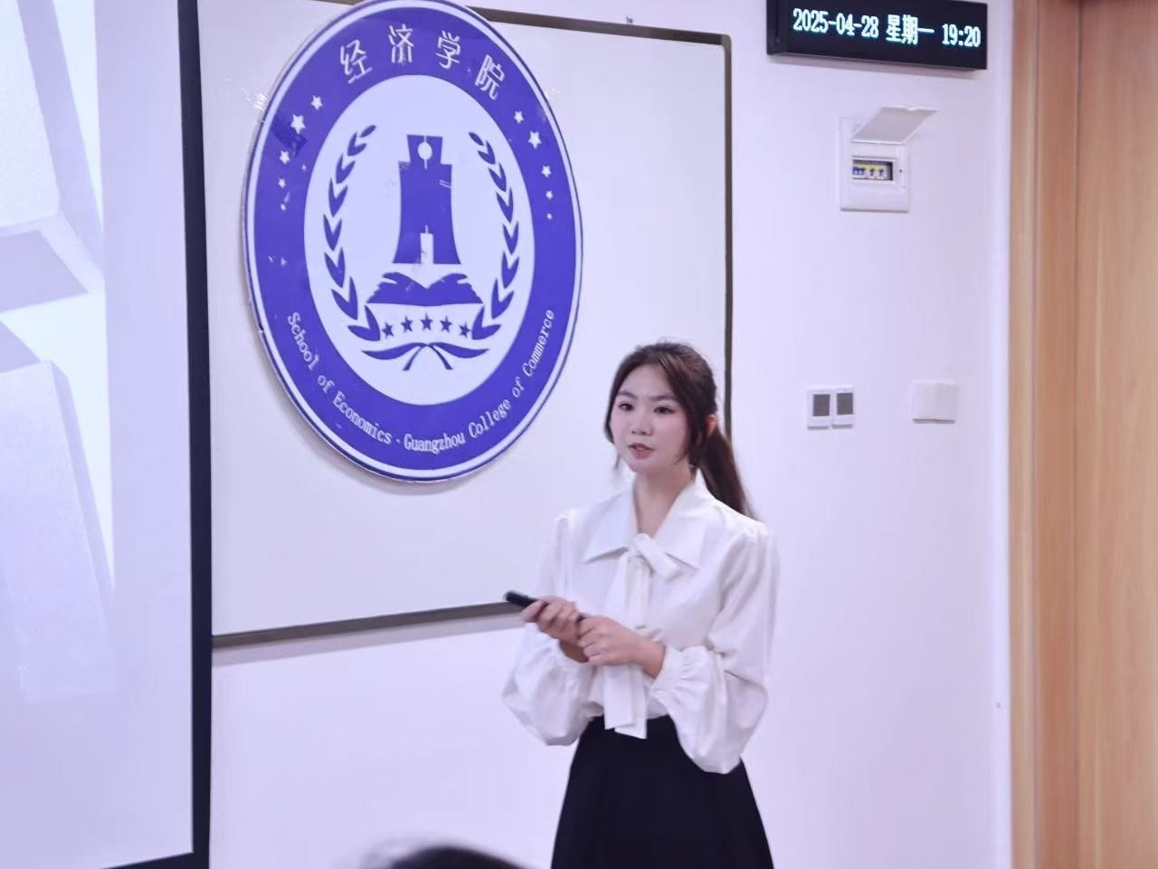 曾俐银.jpg