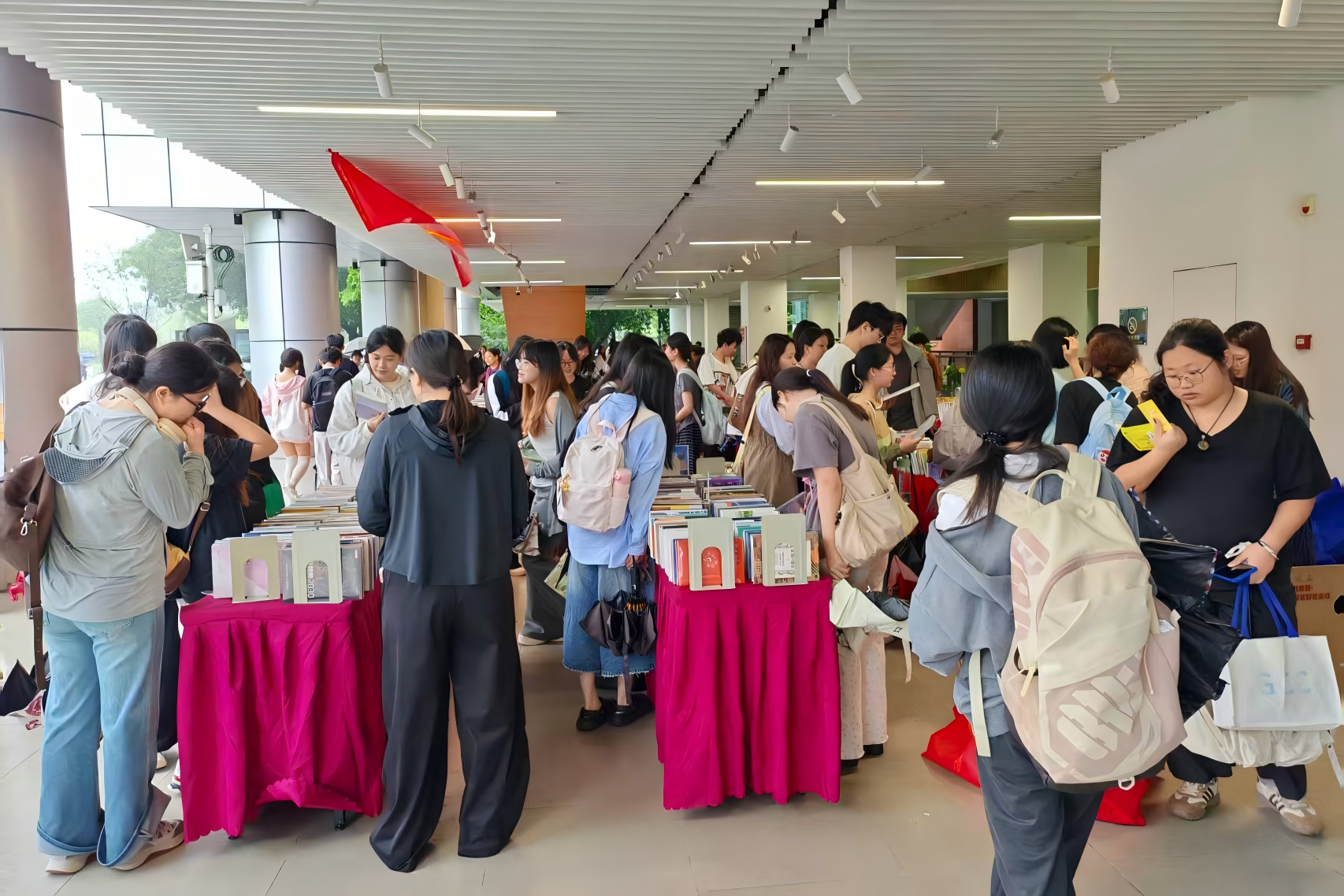 “智读广商,阅见未来”中文新书展.png