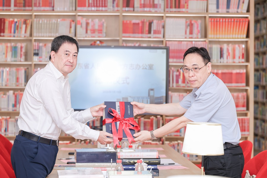 赠书仪式.jpg