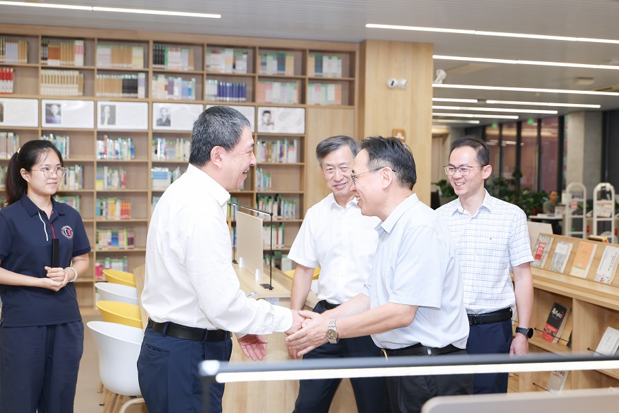 参观图书馆一.jpg