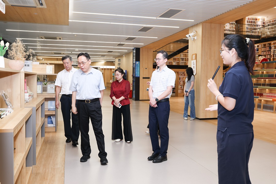 参观图书馆三.jpg